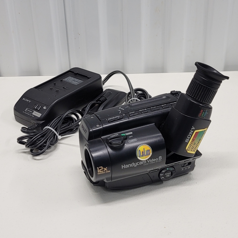 Sony Handycam CCD-TR64 NTSC 8mm Video8 Camcorder Camera With Charger